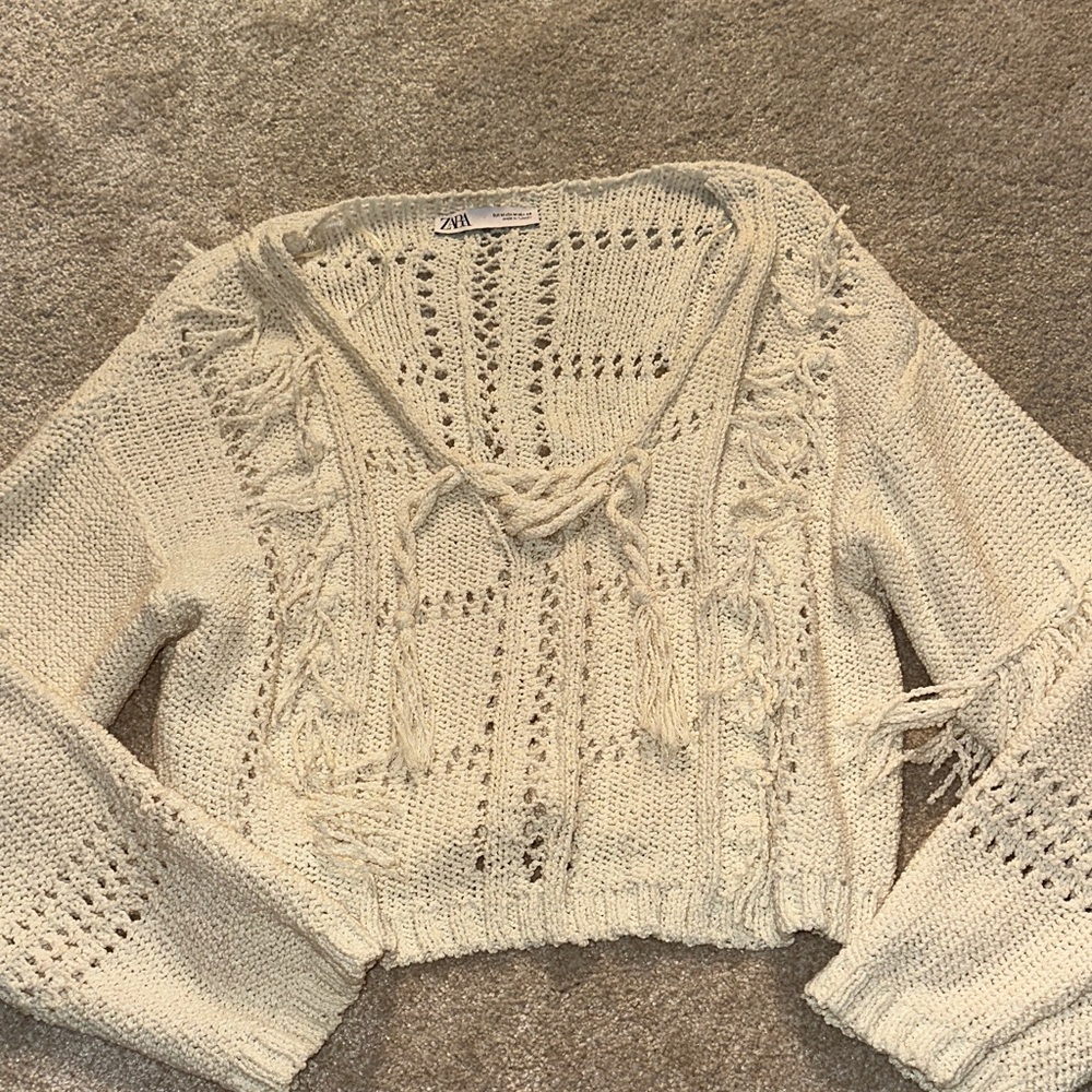 Zara Super Cute Cream V-Neck Knit Sweater